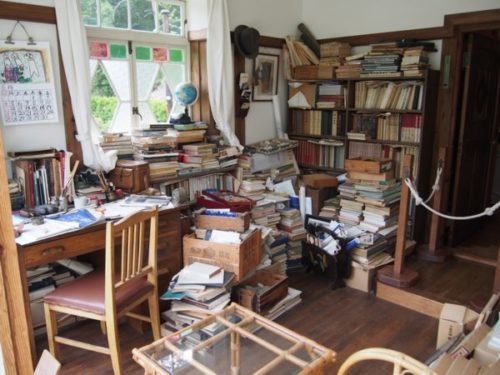 モリコロパークサツキとメイの家にある本など乱雑に置かれた書斎