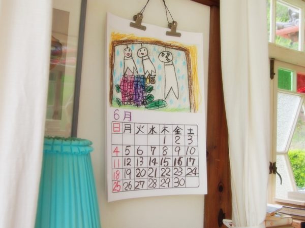 サツキとメイの家にあるてるてるぼうずが描かれた手書きのカレンダー