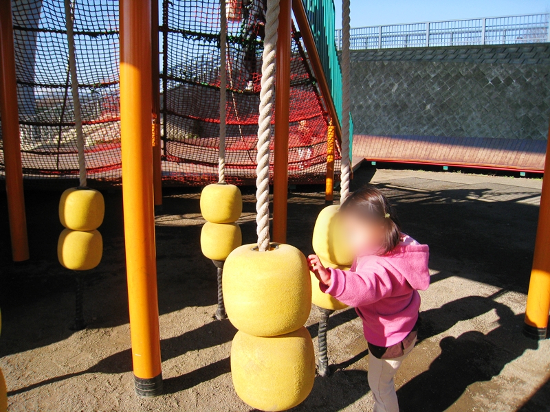 黄色い浮き輪の遊具で遊ぶ子供