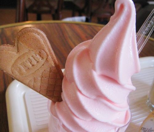 バガテル公園のピンクのソフトクリーム