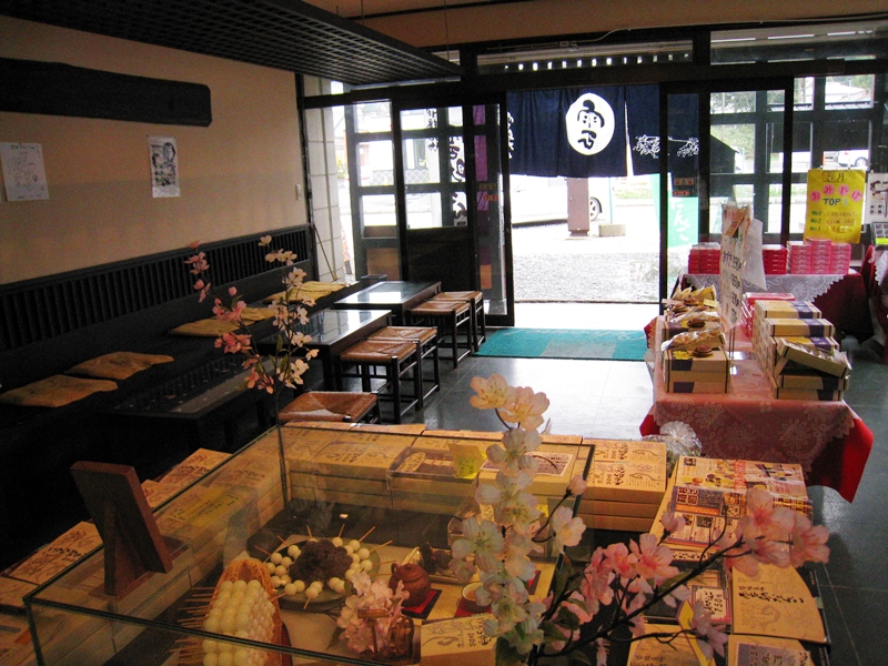 雲助だんご本店の店内テーブル席がある