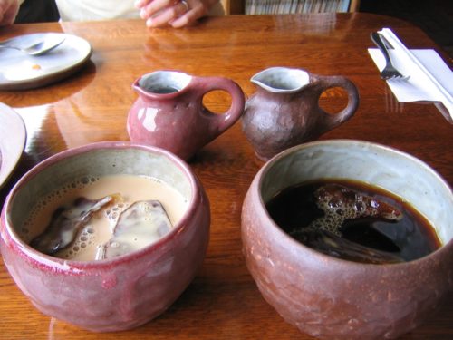 器に入れられた伊豆でランチできるマンダラのコーヒーとカフェオレ
