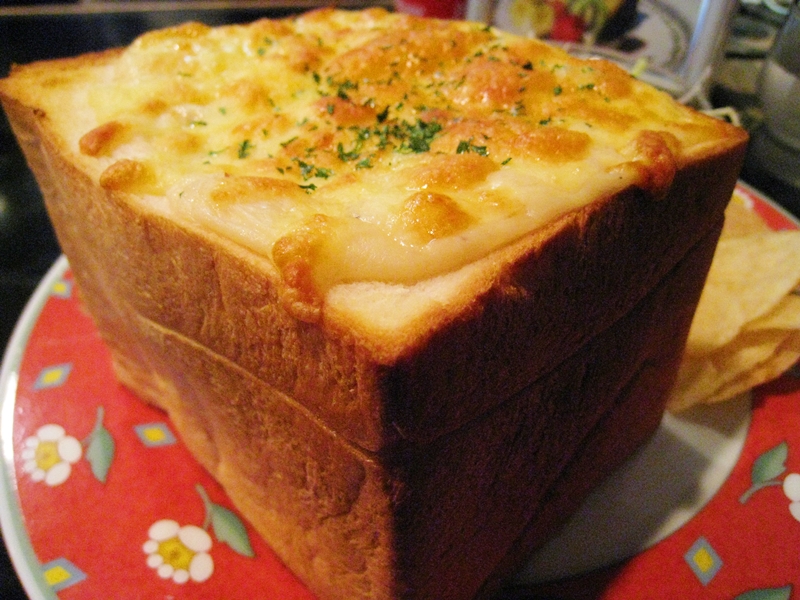 四角い食パンの上にチーズが乗せられている