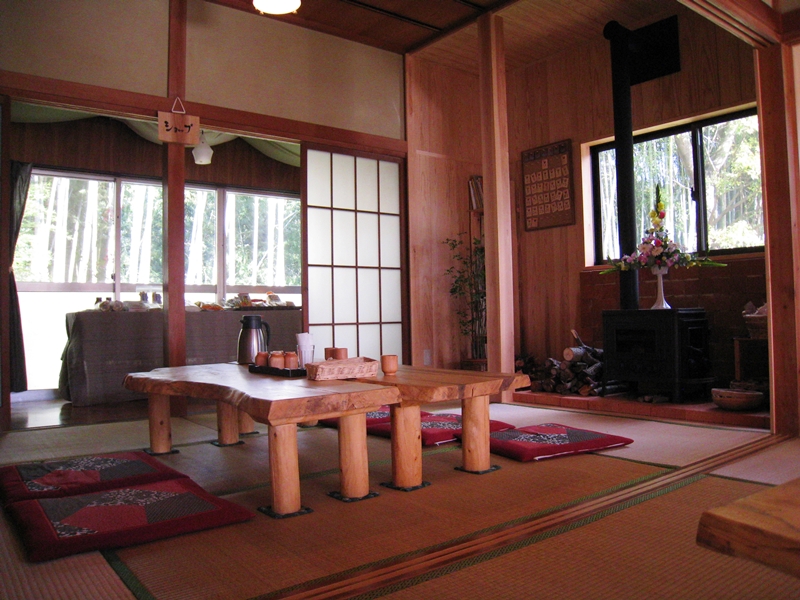 和室に木のテーブルが置かれている