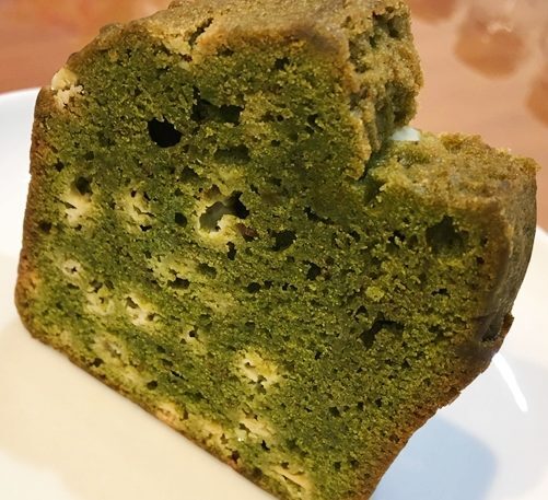白い皿に乗った緑のGRIS（グリ）のパウンドケーキ