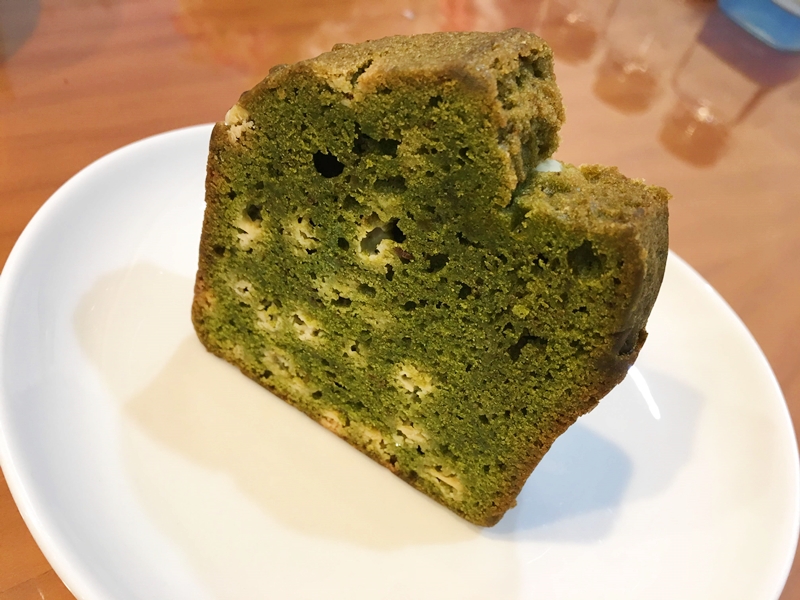 白い皿に乗った緑のパウンドケーキ