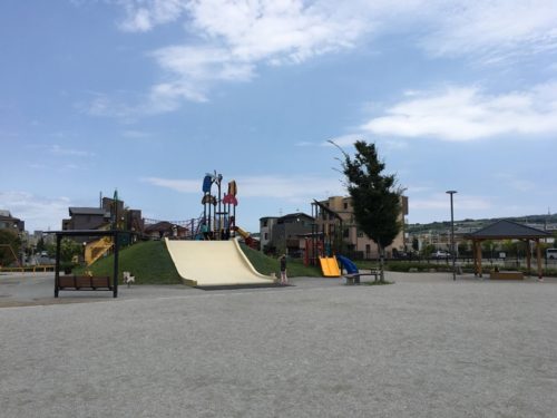 東静岡スマイル公園の広場に滑り台や遊具がみえる